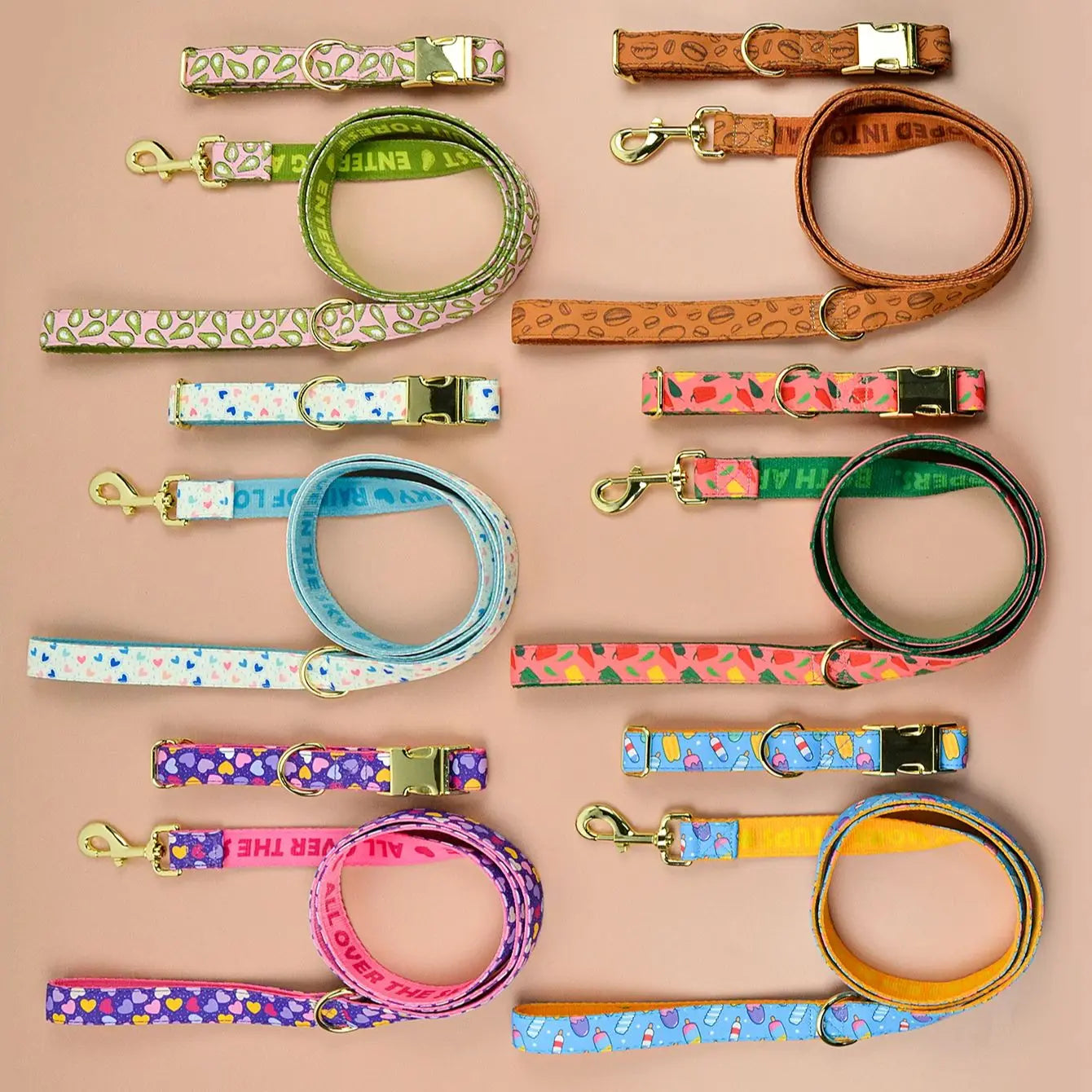 Lyxigt, Färgstarkt Halsband och Koppelset för Små till Stora Hundar – Justerbart, Snabbt att ta På