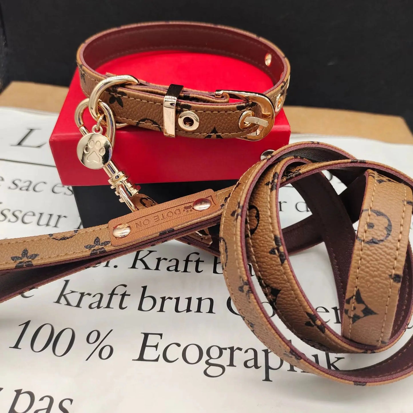 Exklusivt Halsband & Koppel i Vintagestil med Berlock – För Hundar med Stil