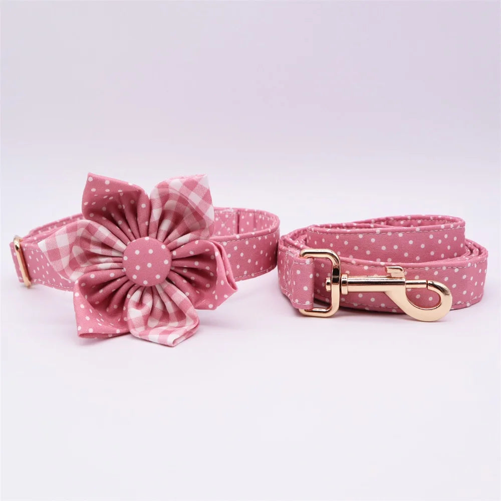 handgjort halsband och koppel i bomull med fluga rosett och blomma