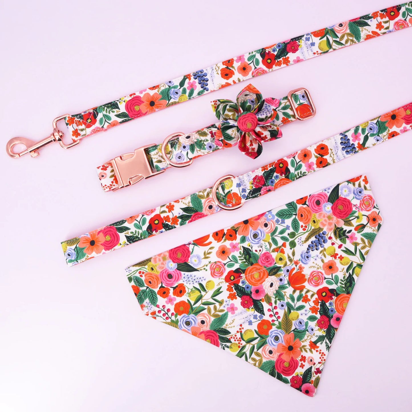 komplett handgjort hundset med sele halsband koppel bandana och blomrosett