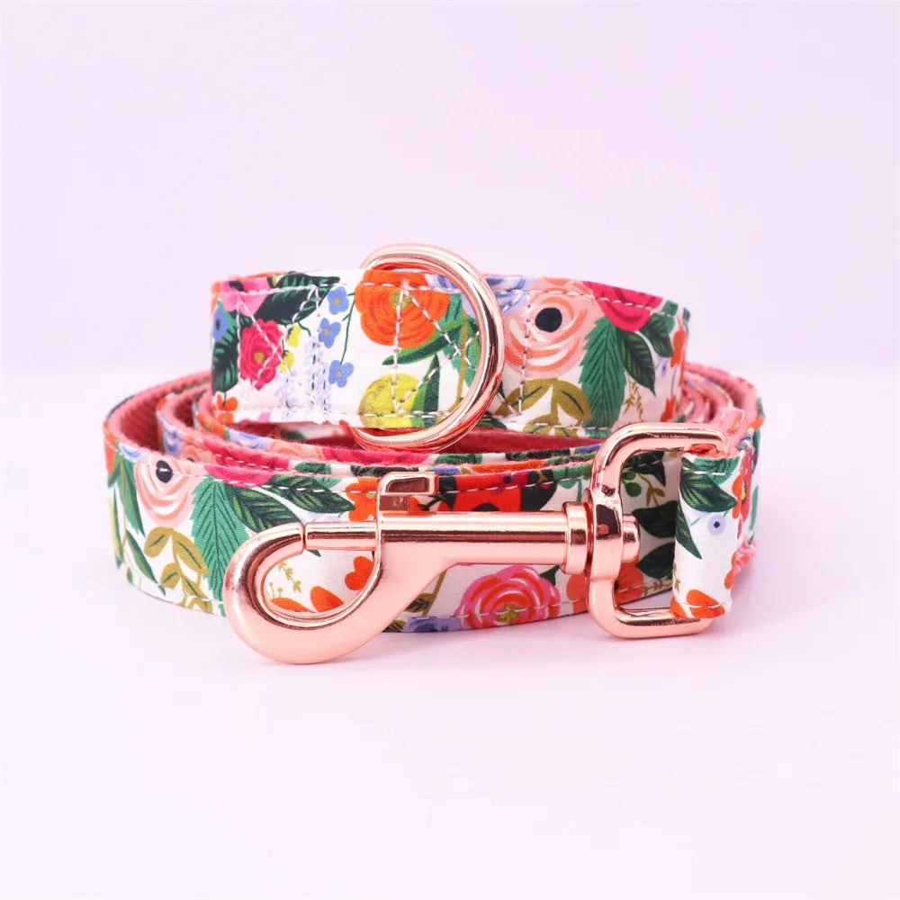komplett handgjort hundset med sele halsband koppel bandana och blomrosett